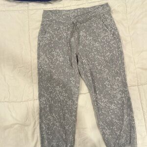 Lululemon cropped size 8 sweats